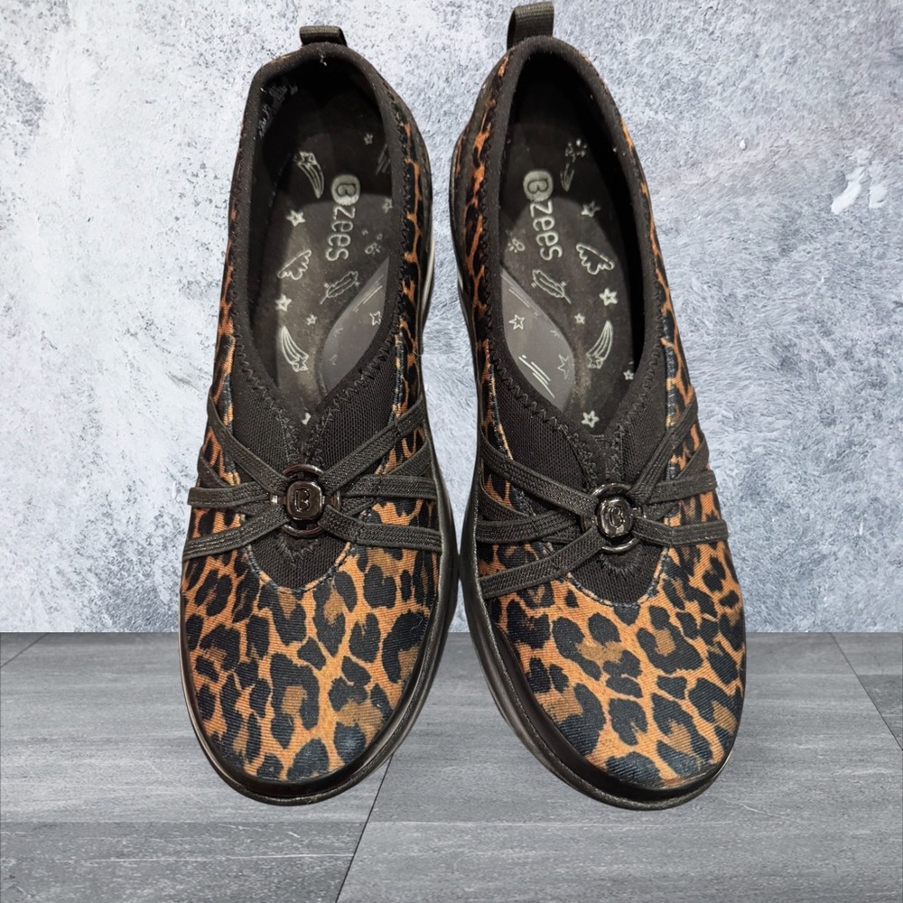 Bzees Women's Brown Leopard Flats